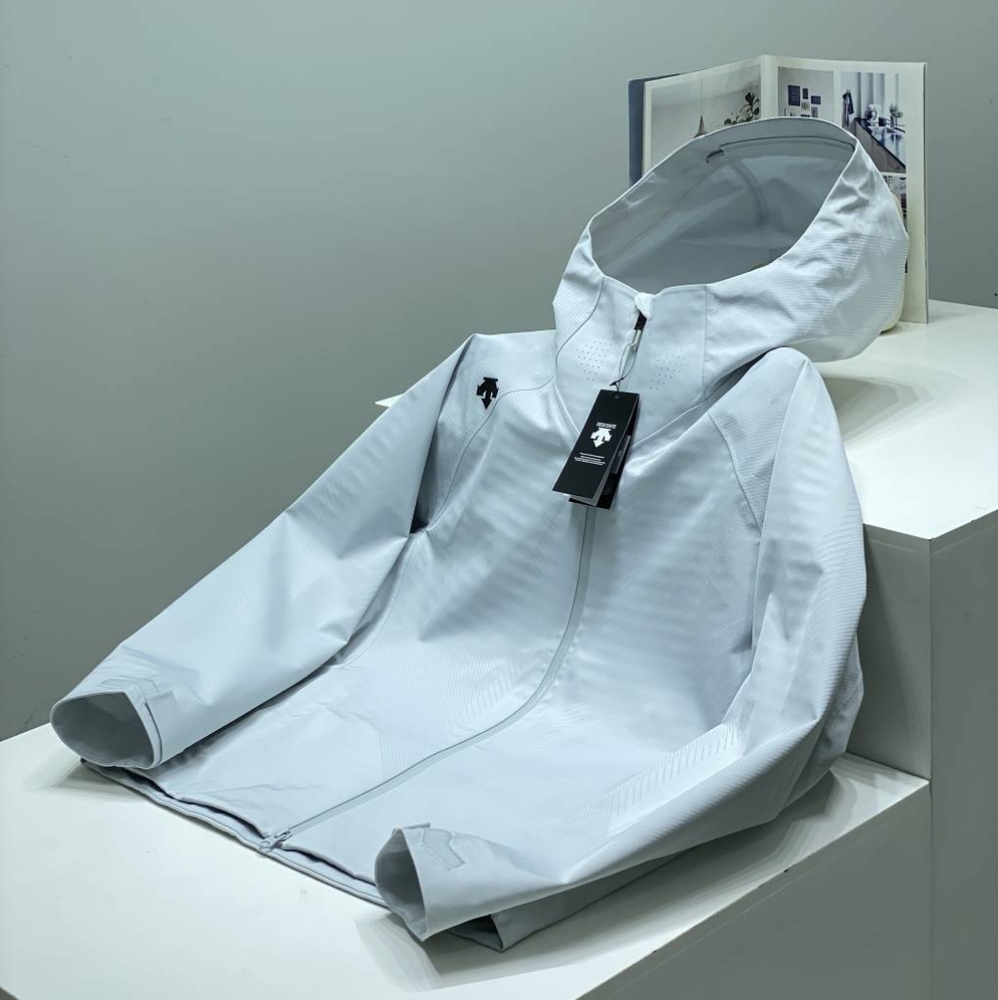 DESCENTE new hooded jacket